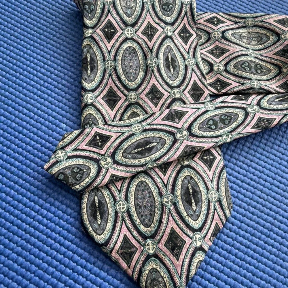 DION COLLECTION MADE IN CANADA TIE- DESIGNER TIES. 100% SILK- Excellent content